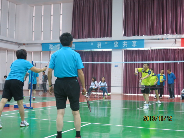 36365官网在自治区首届高校教职工羽毛球比赛中取得优异成绩